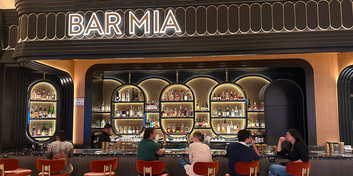 Bar Mia at night