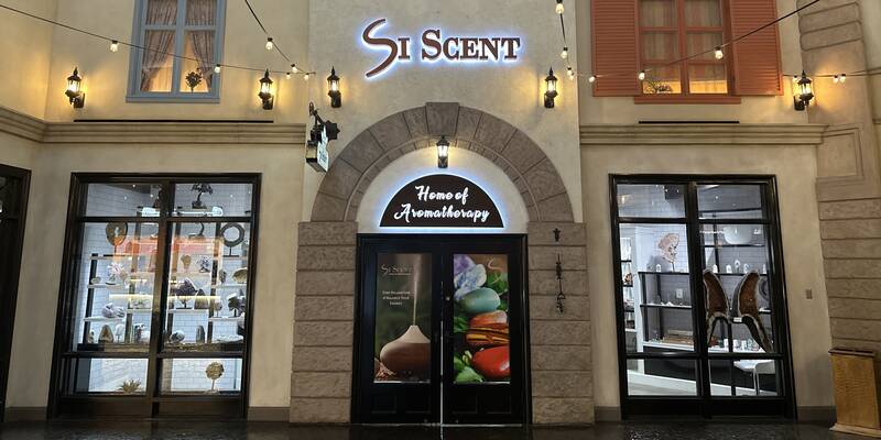Si Scent at night