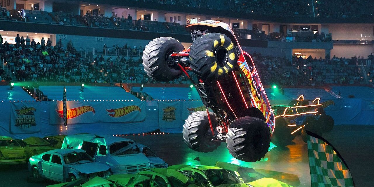 Hot Wheels Monster Trucks Live Glow-N-Fire