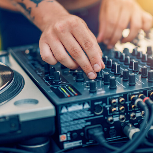 Live Band & DJ 